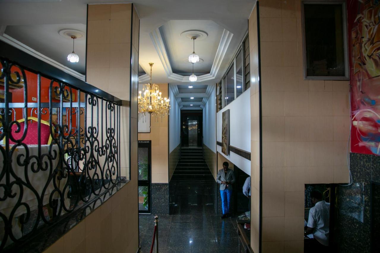 Отель Yaahot Яунде Экстерьер фото